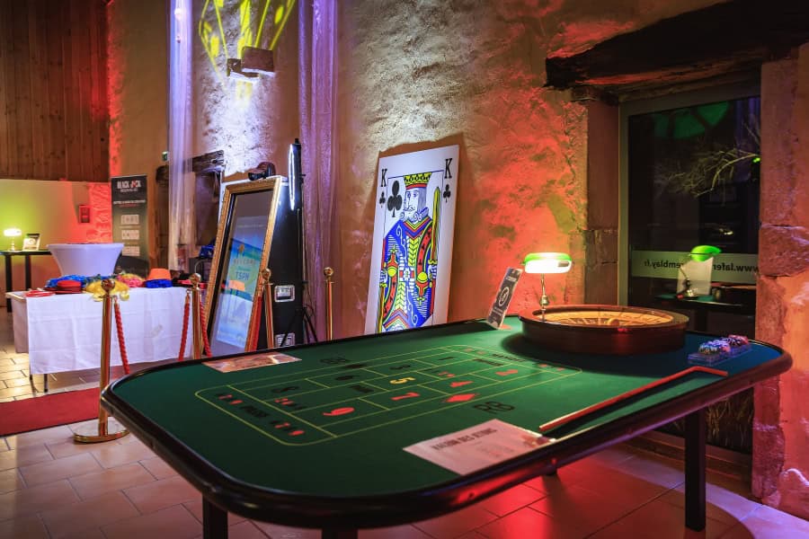 organisation-soiree-casino-factice-entreprise-team-building Animation casino avec tables professionnels