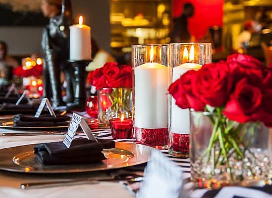 Déco de table romantique saint-valentin noir rouge bouquets de rose et bougies